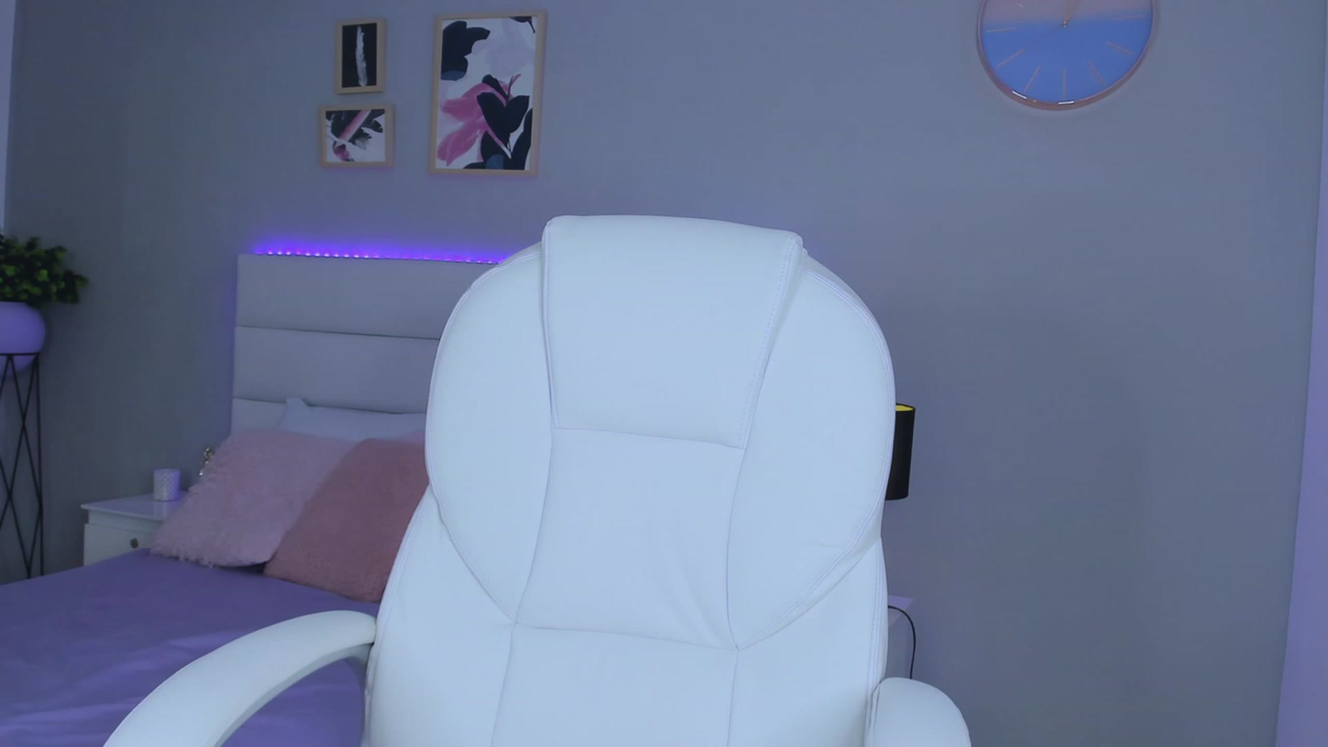 Gallery image thumbnail from Sabrinarey_'s myfreecams stream on, 12/30/2022, 20:05 image 1 of 20