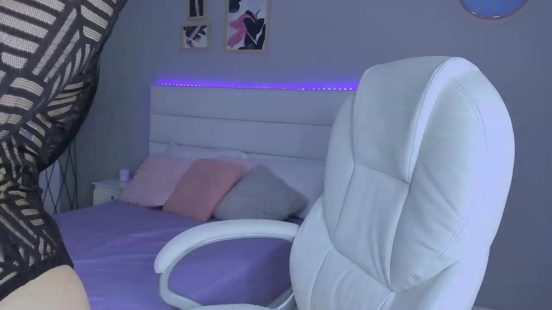 Gallery image thumbnail from Sabrinarey_'s myfreecams stream on, 12/30/2022, 20:05 image 6 of 20