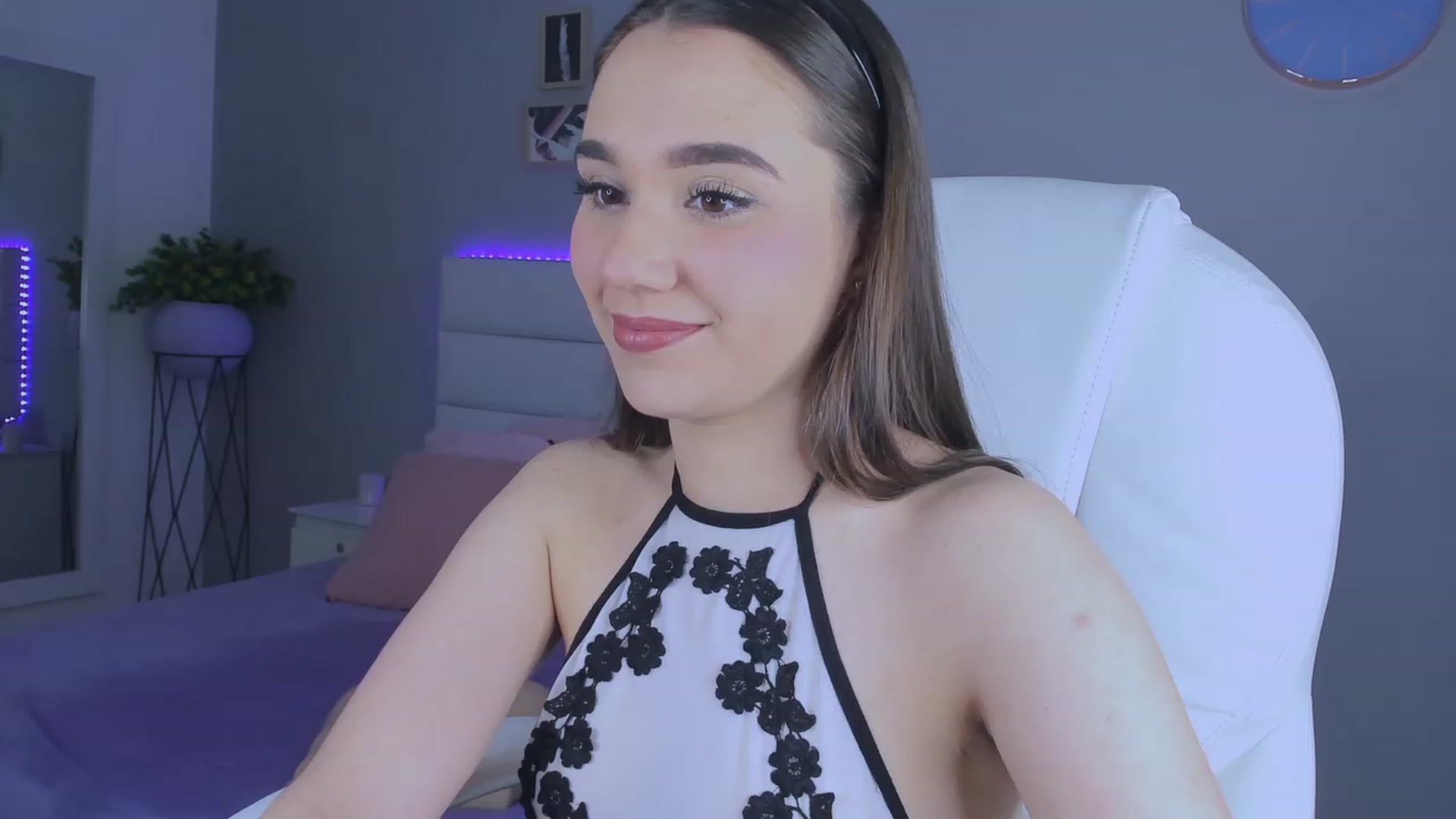Gallery image thumbnail from Sabrinarey_'s myfreecams stream on, 01/01/2023, 19:24 image 5 of 20