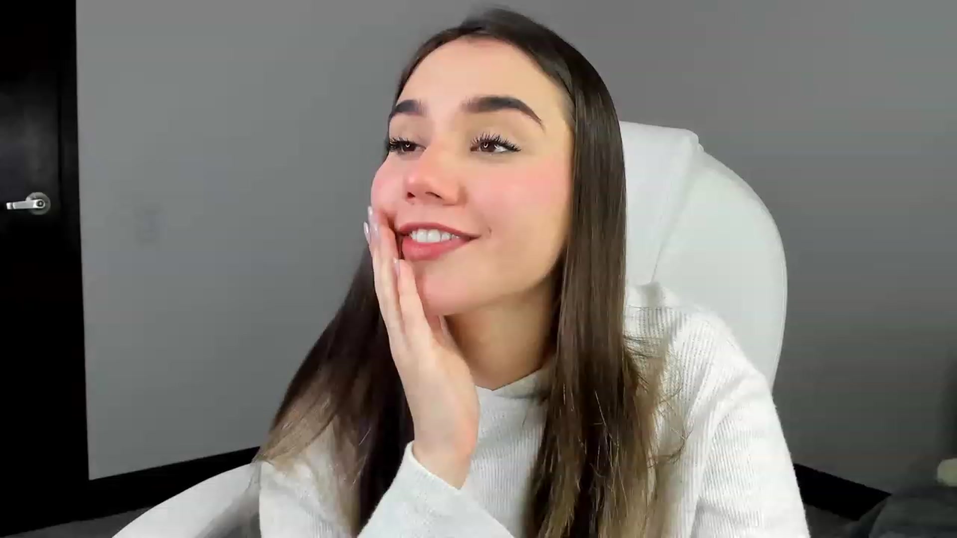 Gallery image thumbnail from Sabrinarey_'s myfreecams stream on, 03/22/2023, 18:10 image 12 of 20