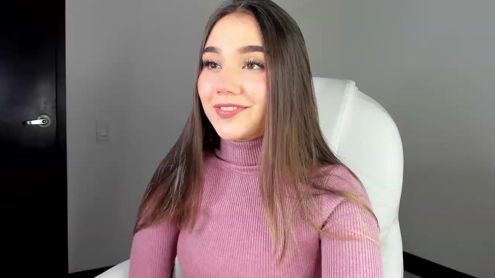 Gallery image thumbnail from Sabrinarey_'s myfreecams stream on, 03/25/2023, 15:00 image 6 of 20