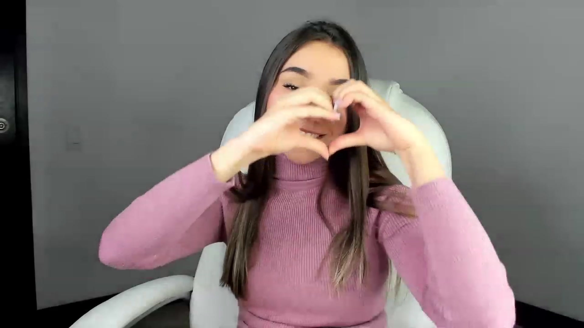 Gallery image thumbnail from Sabrinarey_'s myfreecams stream on, 03/25/2023, 15:00 image 17 of 20