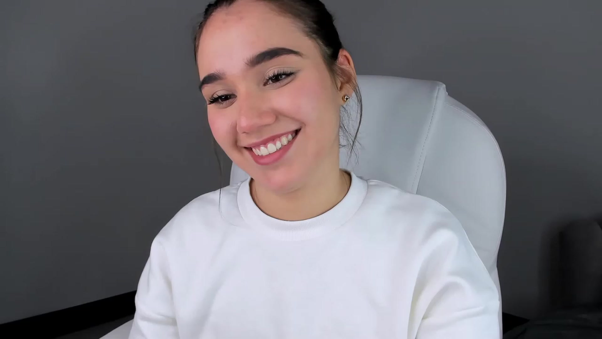 Gallery image thumbnail from Sabrinarey_'s myfreecams stream on, 03/27/2023, 18:20 image 18 of 20