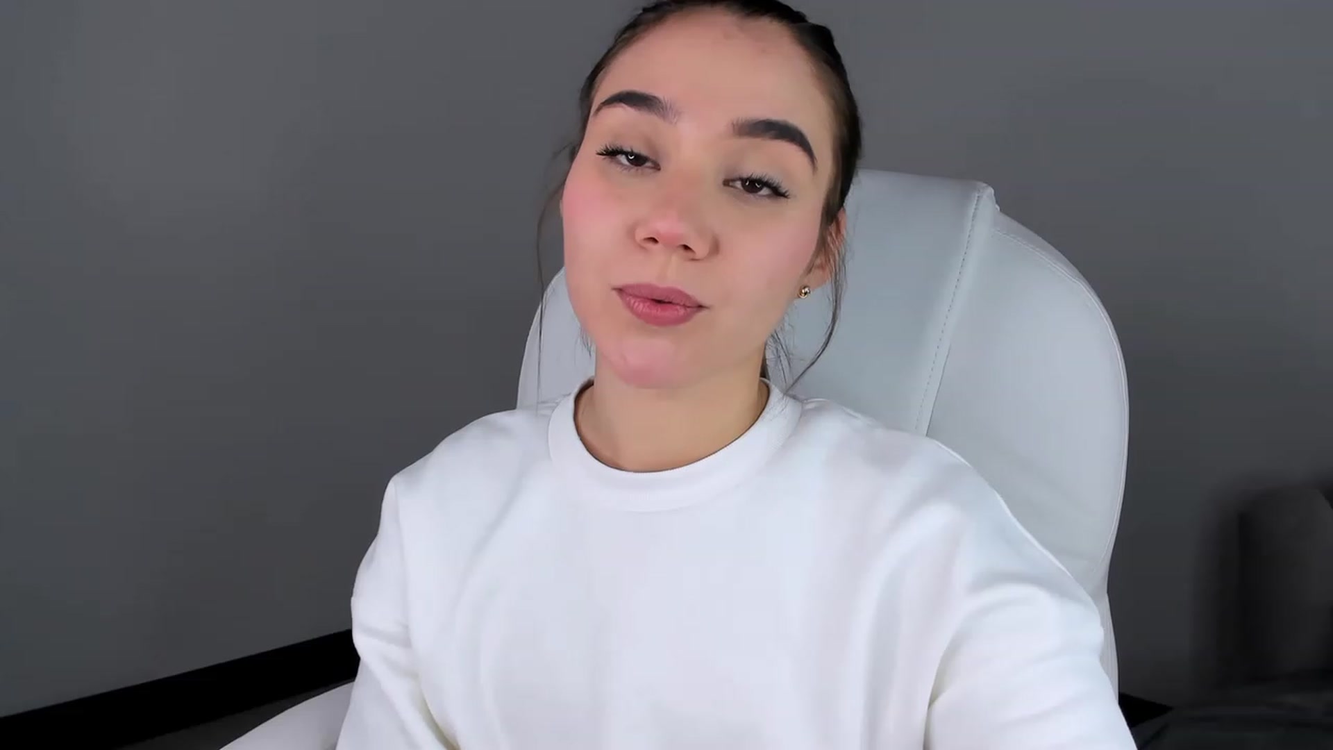 Gallery image thumbnail from Sabrinarey_'s myfreecams stream on, 03/27/2023, 18:20 image 16 of 20