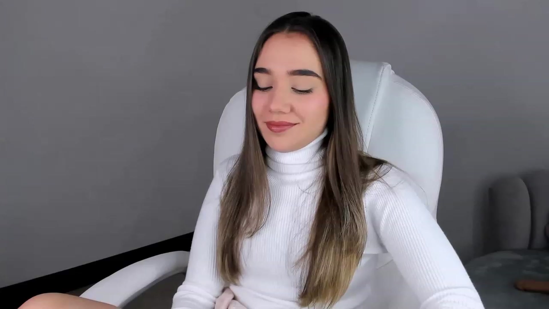 Gallery image thumbnail from Sabrinarey_'s myfreecams stream on, 03/28/2023, 15:20 image 6 of 20