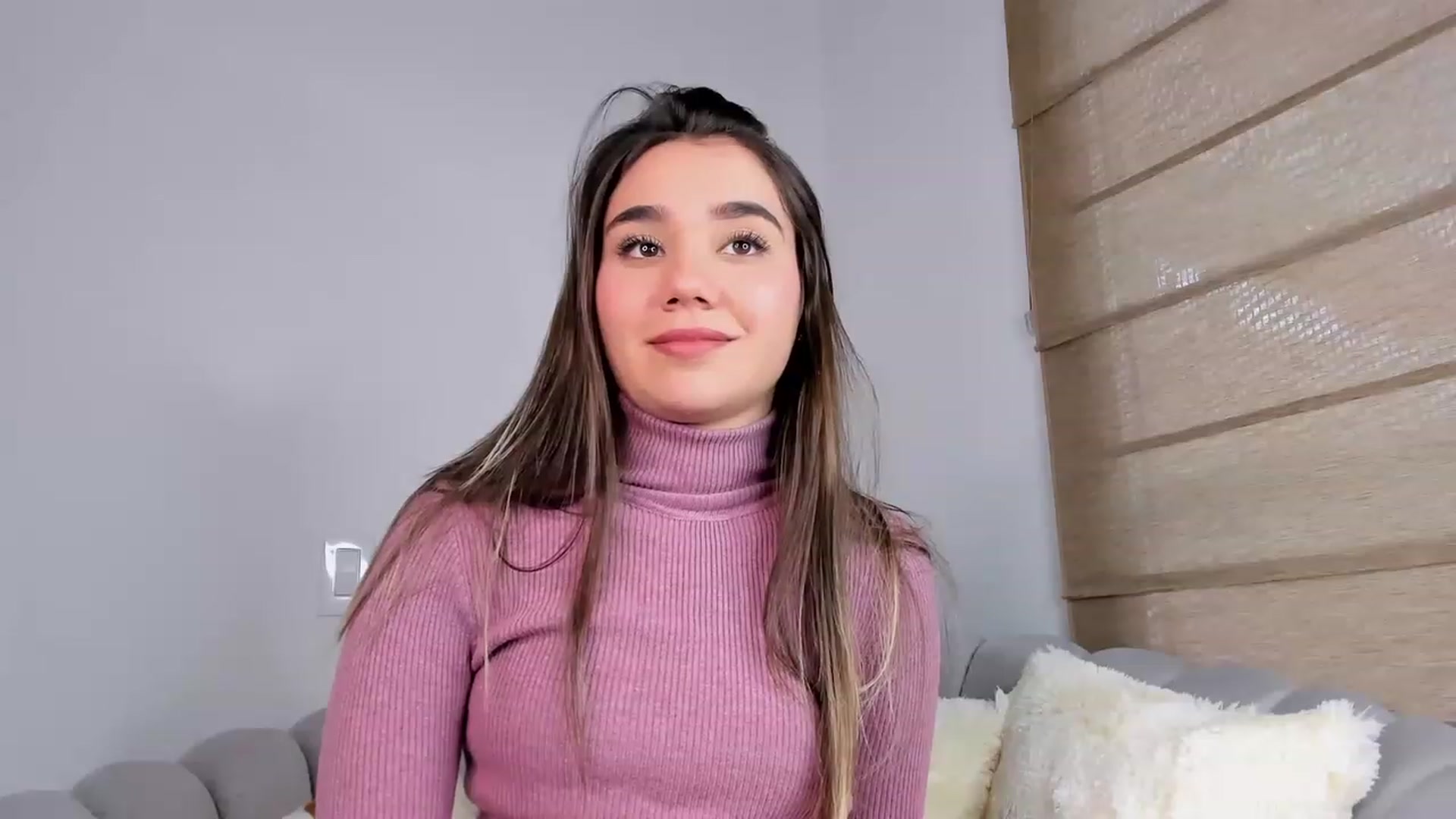 Gallery image thumbnail from Sabrinarey_'s myfreecams stream on, 03/29/2023, 18:28 image 4 of 20