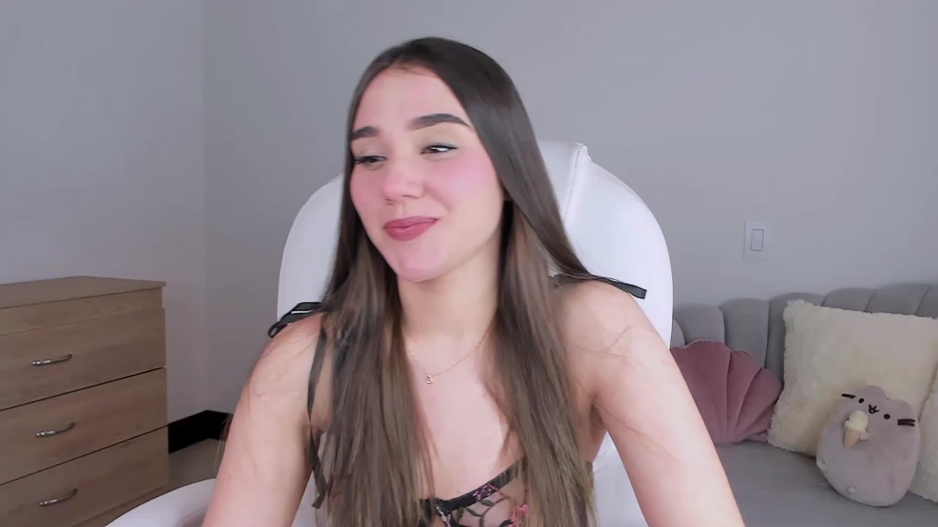 Gallery image thumbnail from Sabrinarey_'s myfreecams stream on, 05/20/2023, 18:15 image 9 of 20