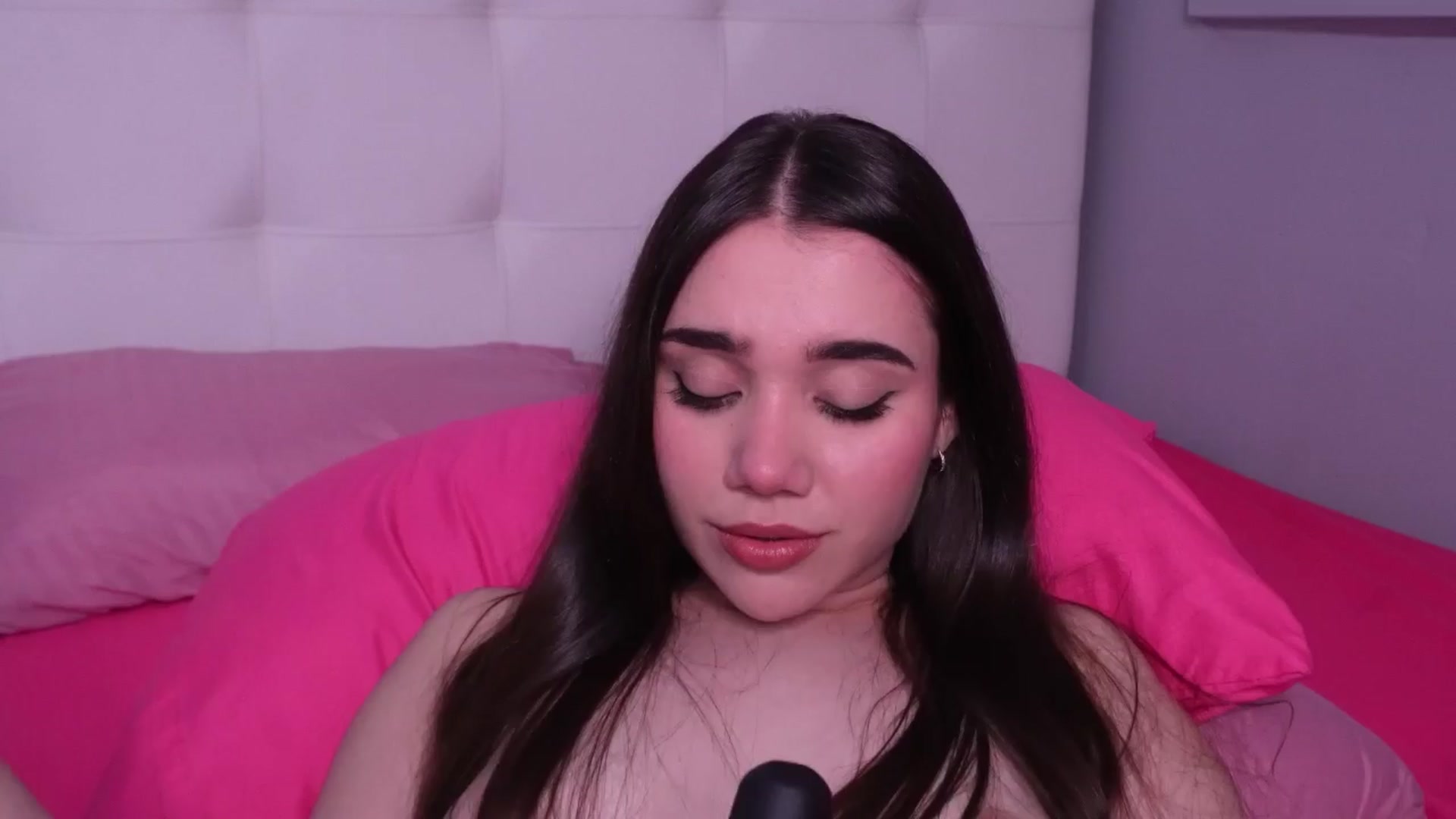 Gallery image thumbnail from Sabrinarey_'s myfreecams stream on, 03/28/2024, 16:15 image 17 of 20