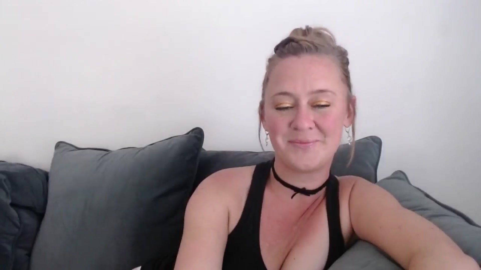 Gallery image thumbnail from SadieHawkins1's myfreecams stream on, 10/30/2024, 17:31 image 10 of 20