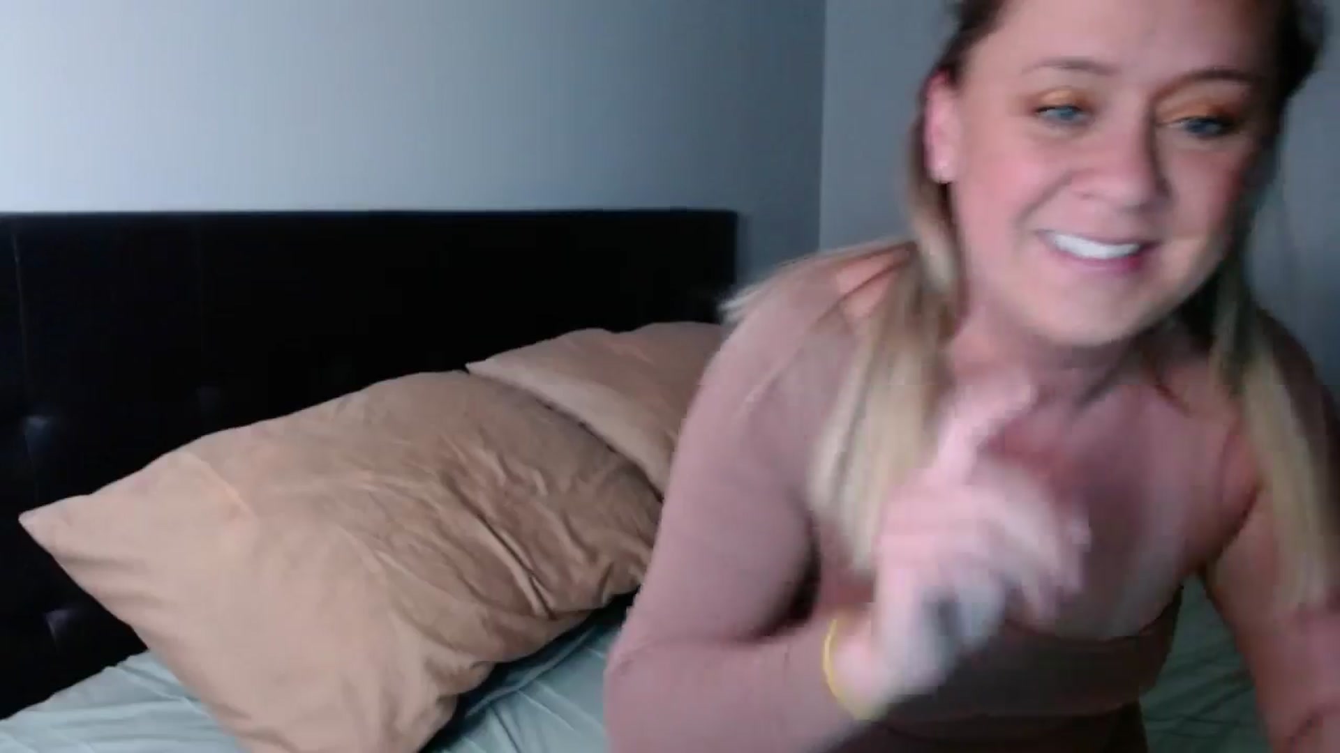 Gallery image thumbnail from SadieHawkins1's myfreecams stream on, 07/19/2025, 23:50 image 6 of 20