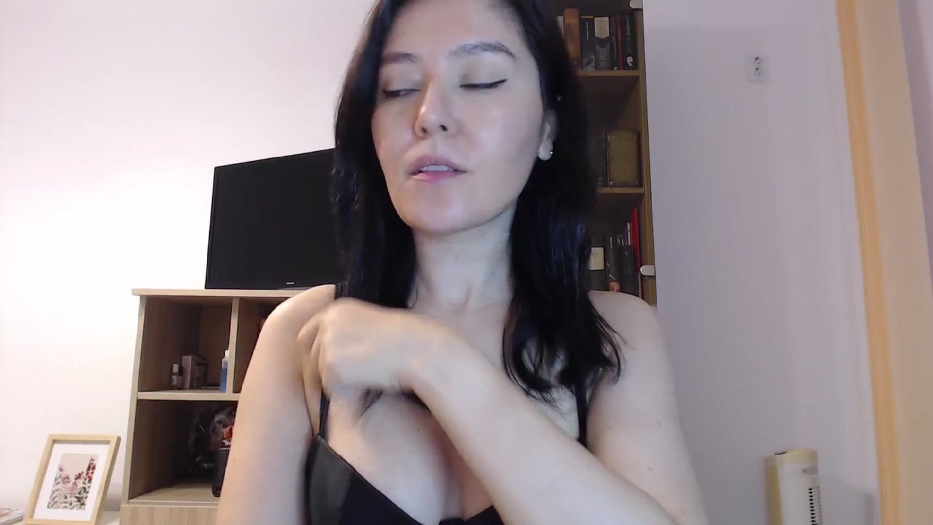 Gallery image thumbnail from SailorJupitr's myfreecams stream on, 10/04/2025, 20:50 image 14 of 20