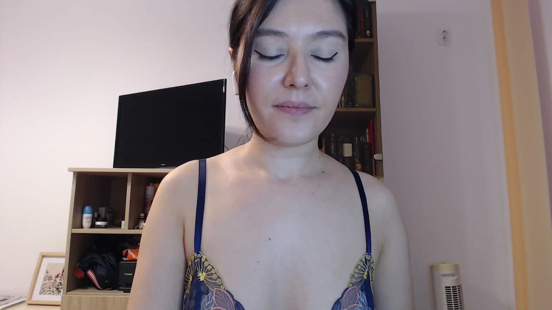 Gallery image thumbnail from SailorJupitr's myfreecams stream on, 10/29/2025, 22:31 image 2 of 20