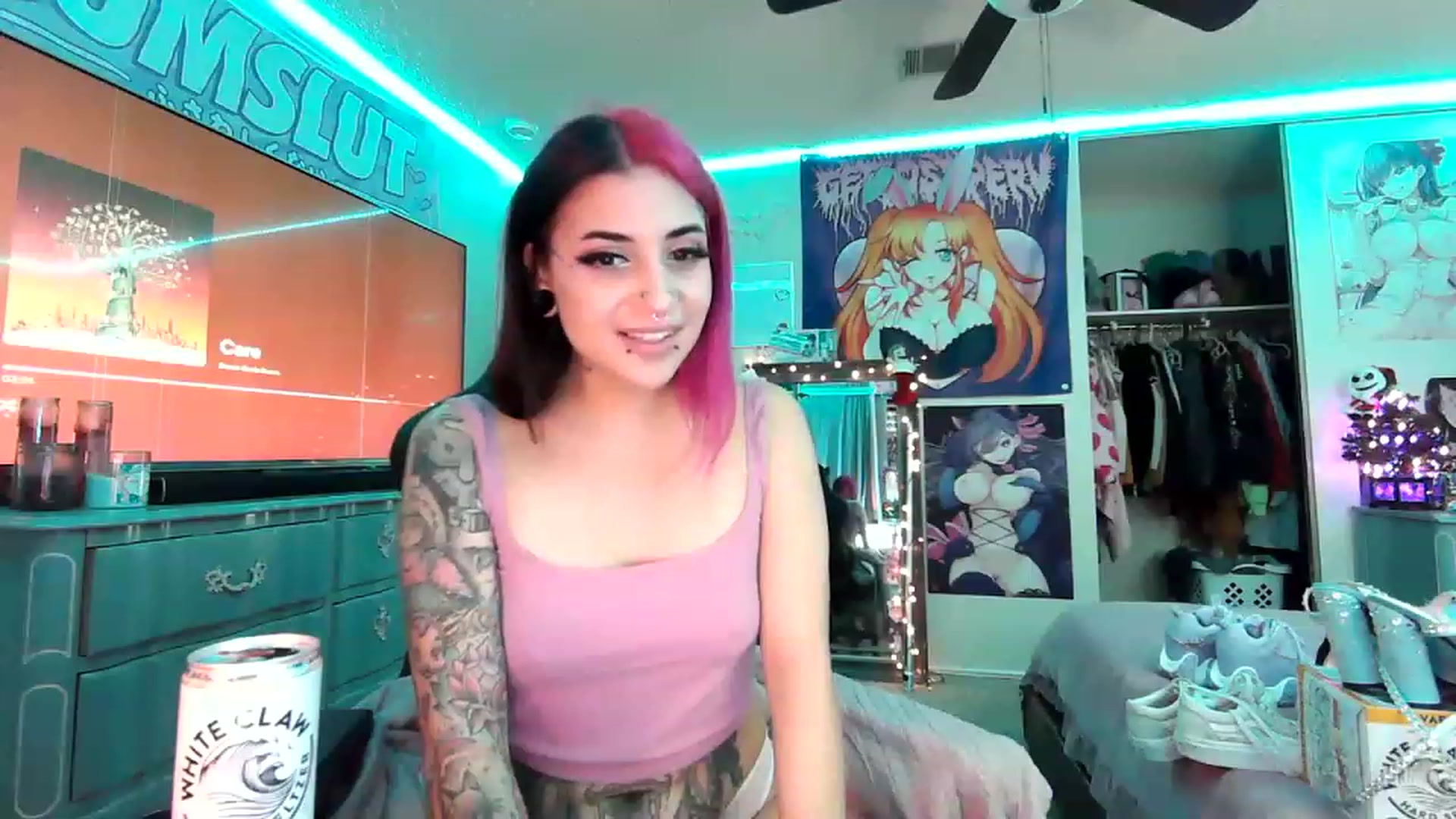 Gallery image thumbnail from Sallylyn's myfreecams stream on, 12/21/2022, 09:24 image 17 of 20