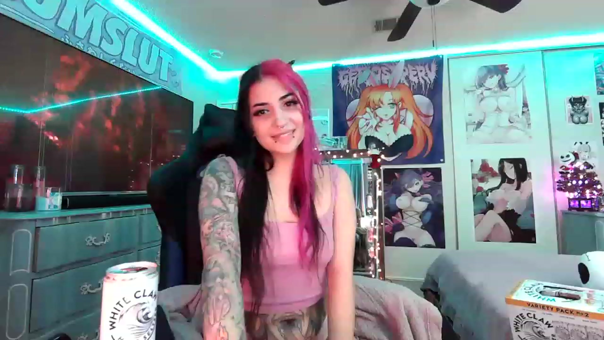 Gallery image thumbnail from Sallylyn's myfreecams stream on, 12/21/2022, 09:24 image 8 of 20