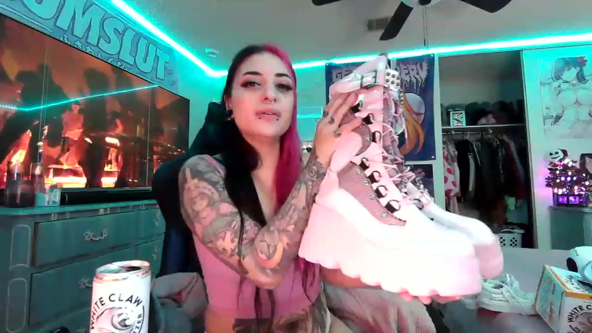 Gallery image thumbnail from Sallylyn's myfreecams stream on, 12/21/2022, 09:24 image 11 of 20