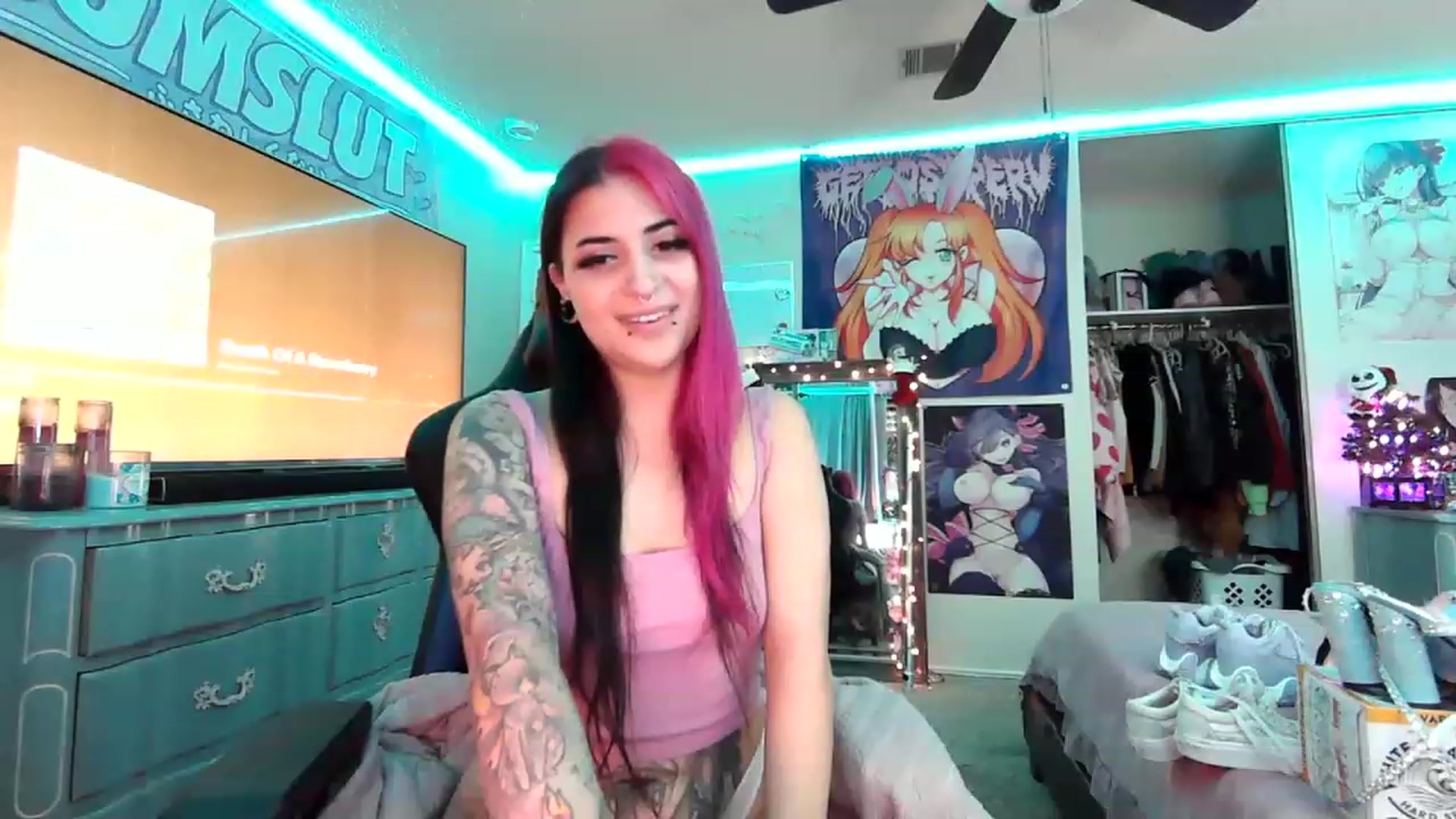 Gallery image thumbnail from Sallylyn's myfreecams stream on, 12/21/2022, 09:24 image 20 of 20