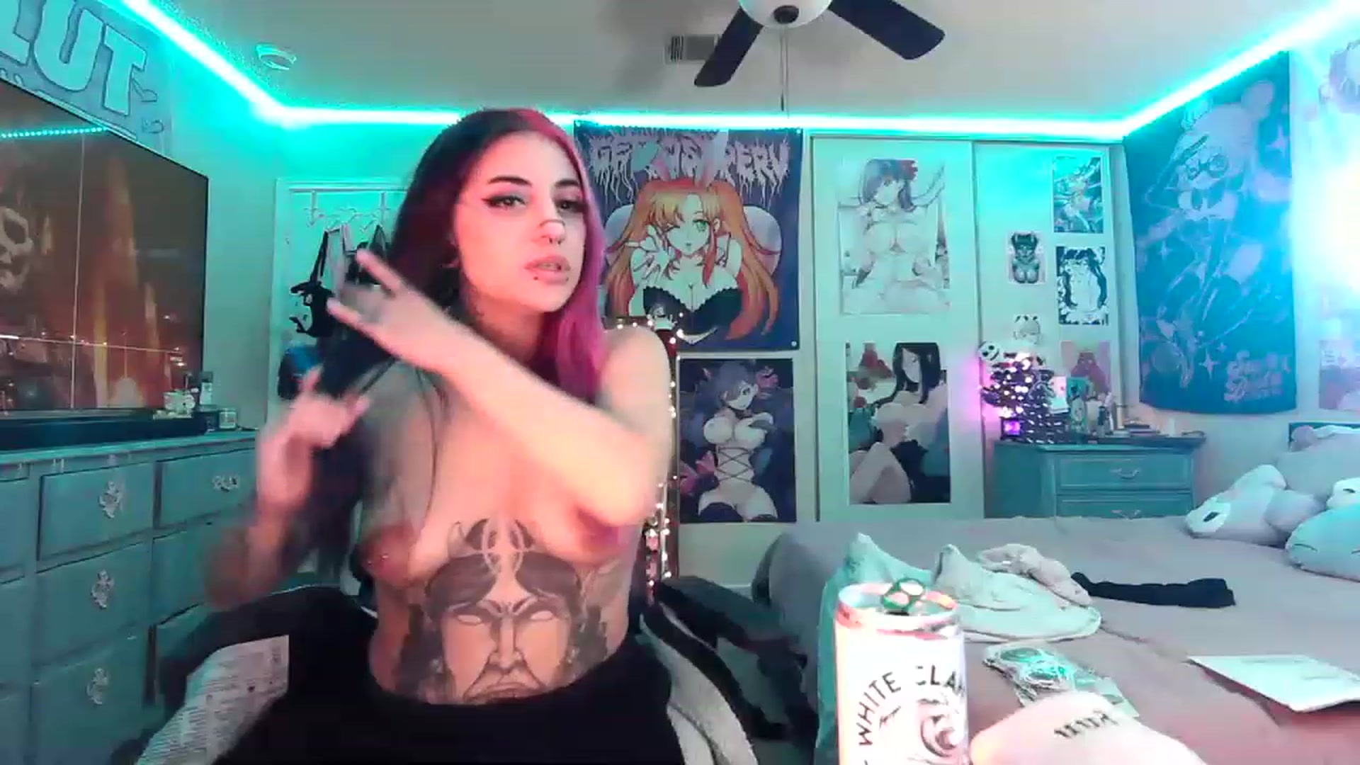 Gallery image thumbnail from Sallylyn's myfreecams stream on, 12/27/2022, 07:30 image 18 of 20
