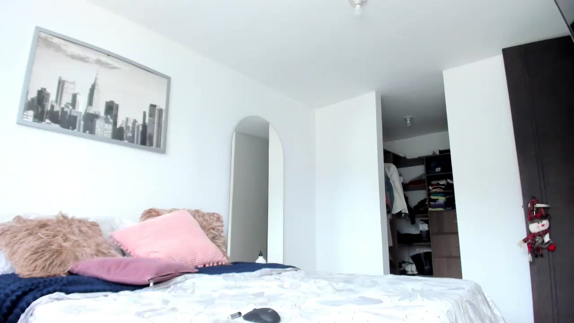 Gallery image thumbnail from Salogarces's myfreecams stream on, 12/19/2022, 18:17 image 12 of 20