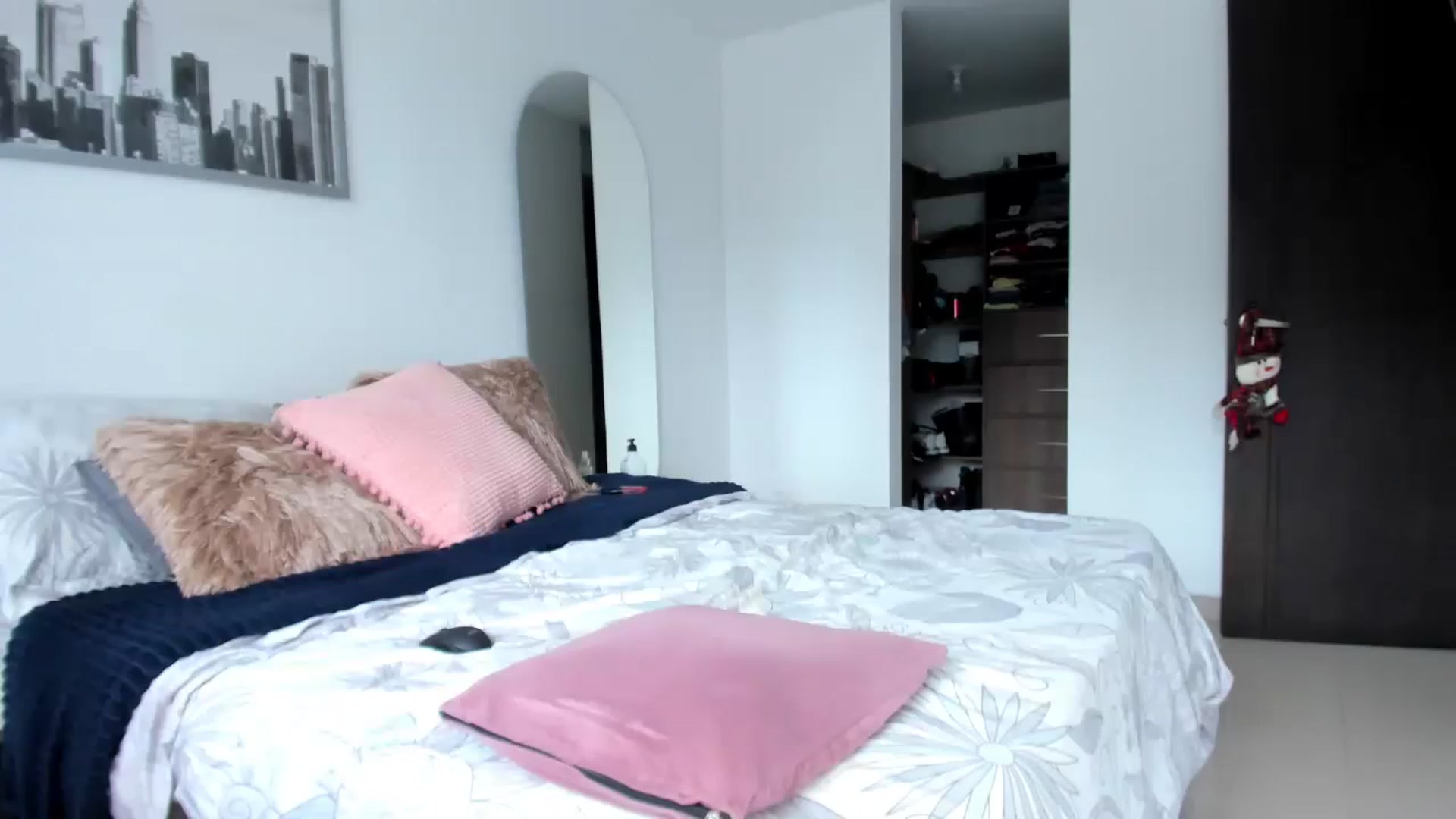 Gallery image thumbnail from Salogarces's myfreecams stream on, 12/24/2022, 15:59 image 16 of 20