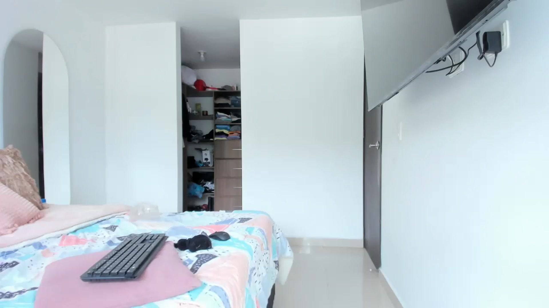Gallery image thumbnail from Salogarces's myfreecams stream on, 03/17/2023, 18:40 image 18 of 20