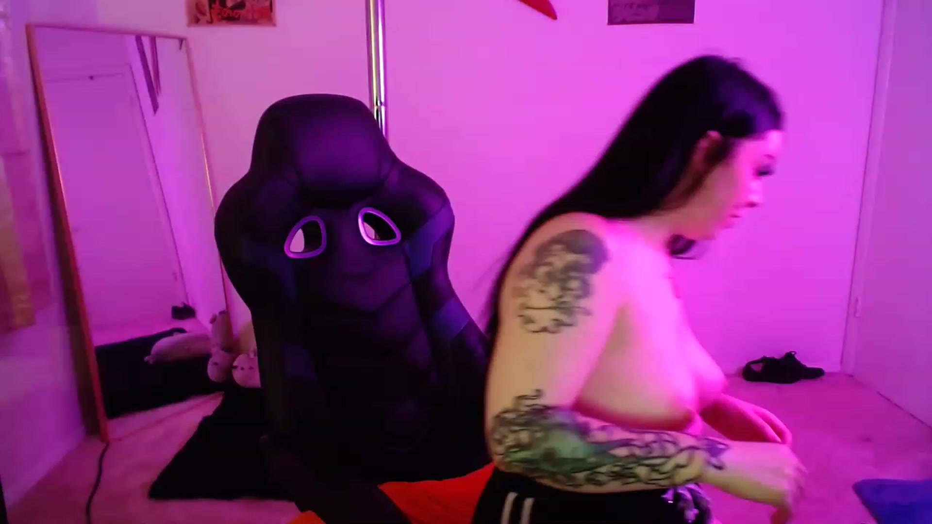 Gallery image thumbnail from SaltySiren's myfreecams stream on, 11/23/2022, 03:42 image 3 of 20