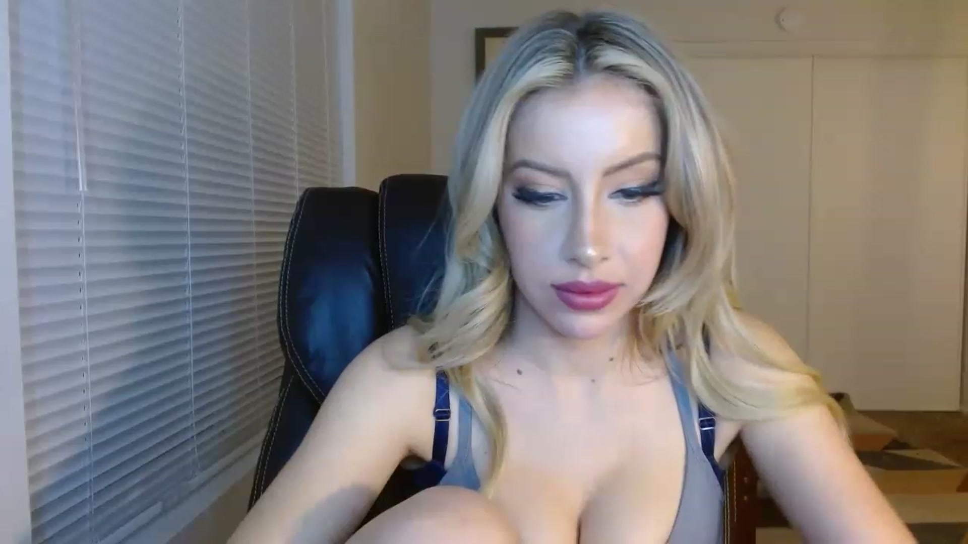 Gallery image thumbnail from SamIvery's myfreecams stream on, 11/15/2022, 09:29 image 19 of 20