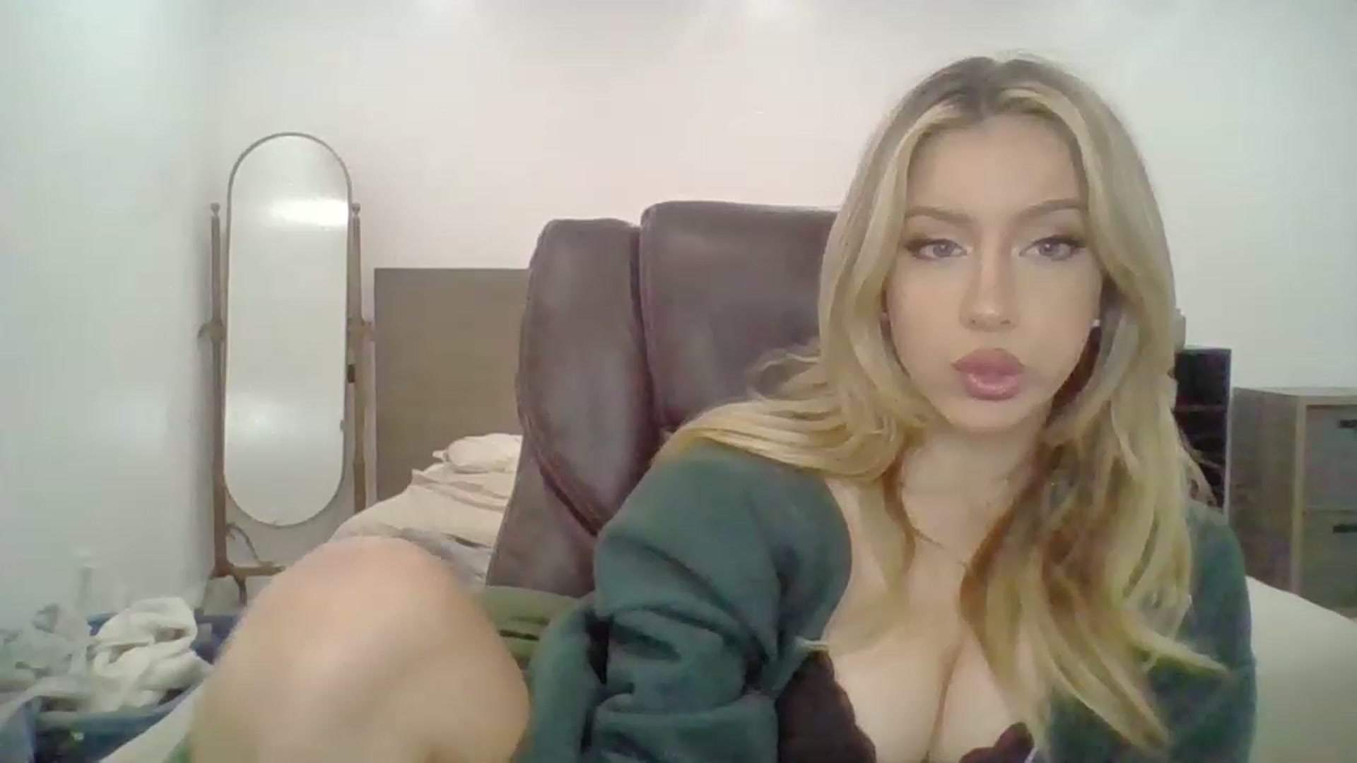 Gallery image thumbnail from SamIvery's myfreecams stream on, 12/02/2022, 06:50 image 16 of 20
