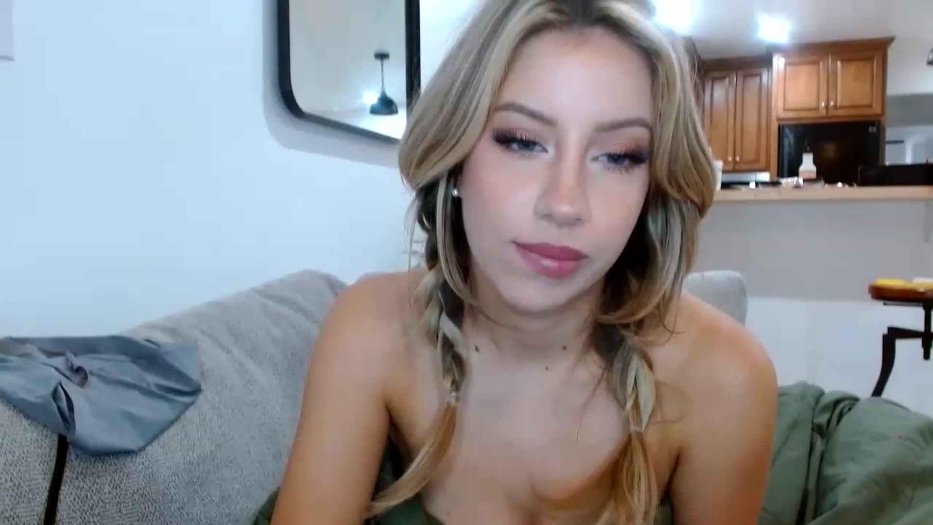 Gallery image thumbnail from SamIvery's myfreecams stream on, 12/20/2022, 05:07 image 13 of 20