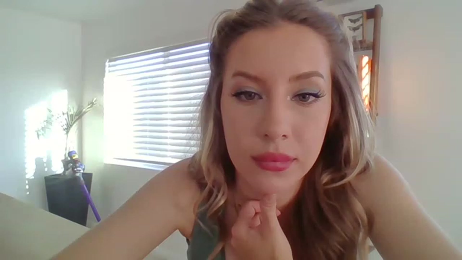 Gallery image thumbnail from SamIvery's myfreecams stream on, 03/10/2023, 01:07 image 16 of 20