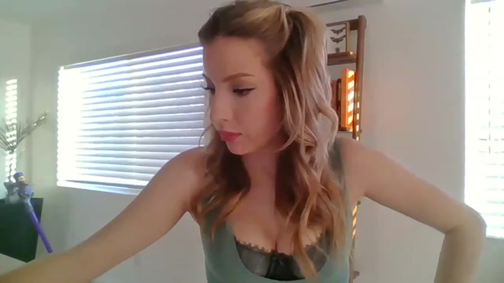 Gallery image thumbnail from SamIvery's myfreecams stream on, 03/10/2023, 01:27 image 18 of 20