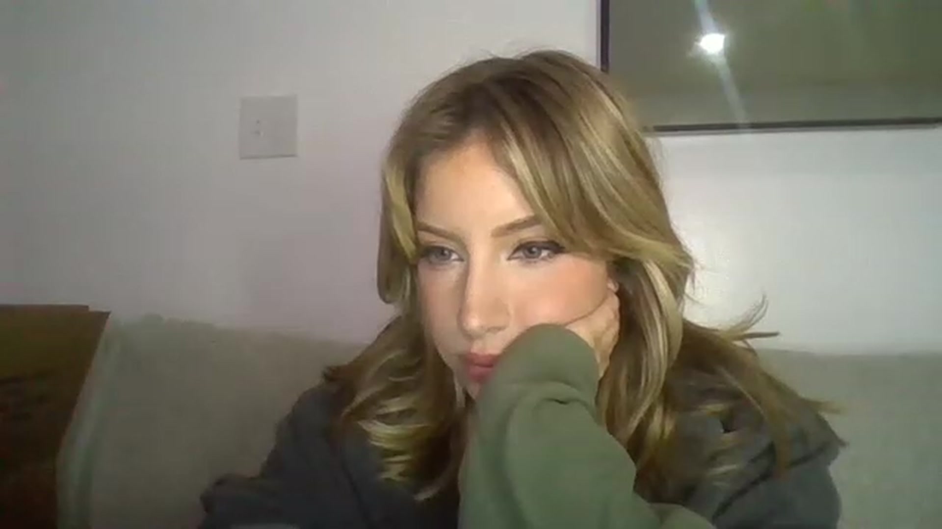 Gallery image thumbnail from SamIvery's myfreecams stream on, 03/17/2023, 07:38 image 16 of 20