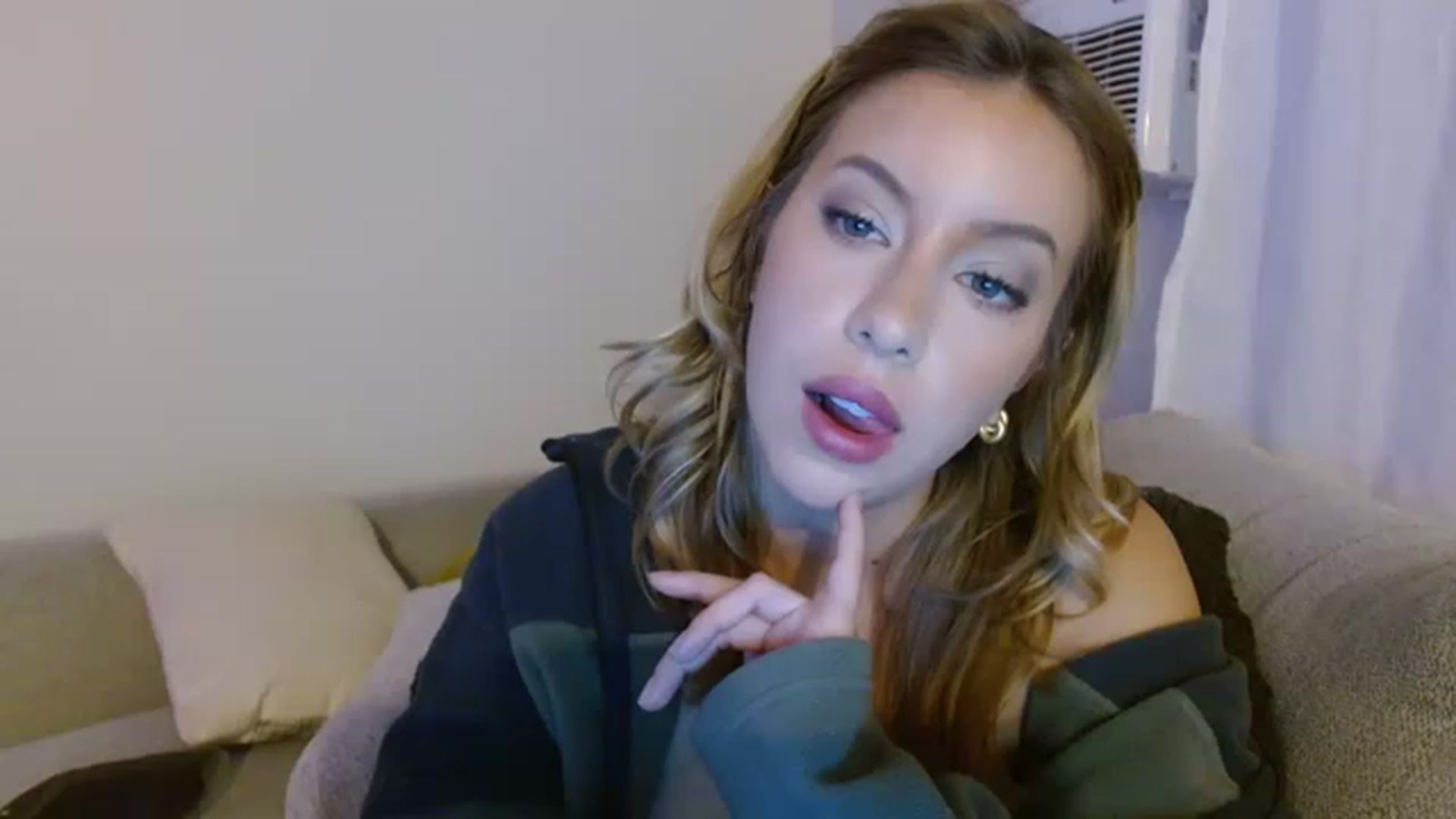 Gallery image thumbnail from SamIvery's myfreecams stream on, 05/24/2023, 04:44 image 6 of 20