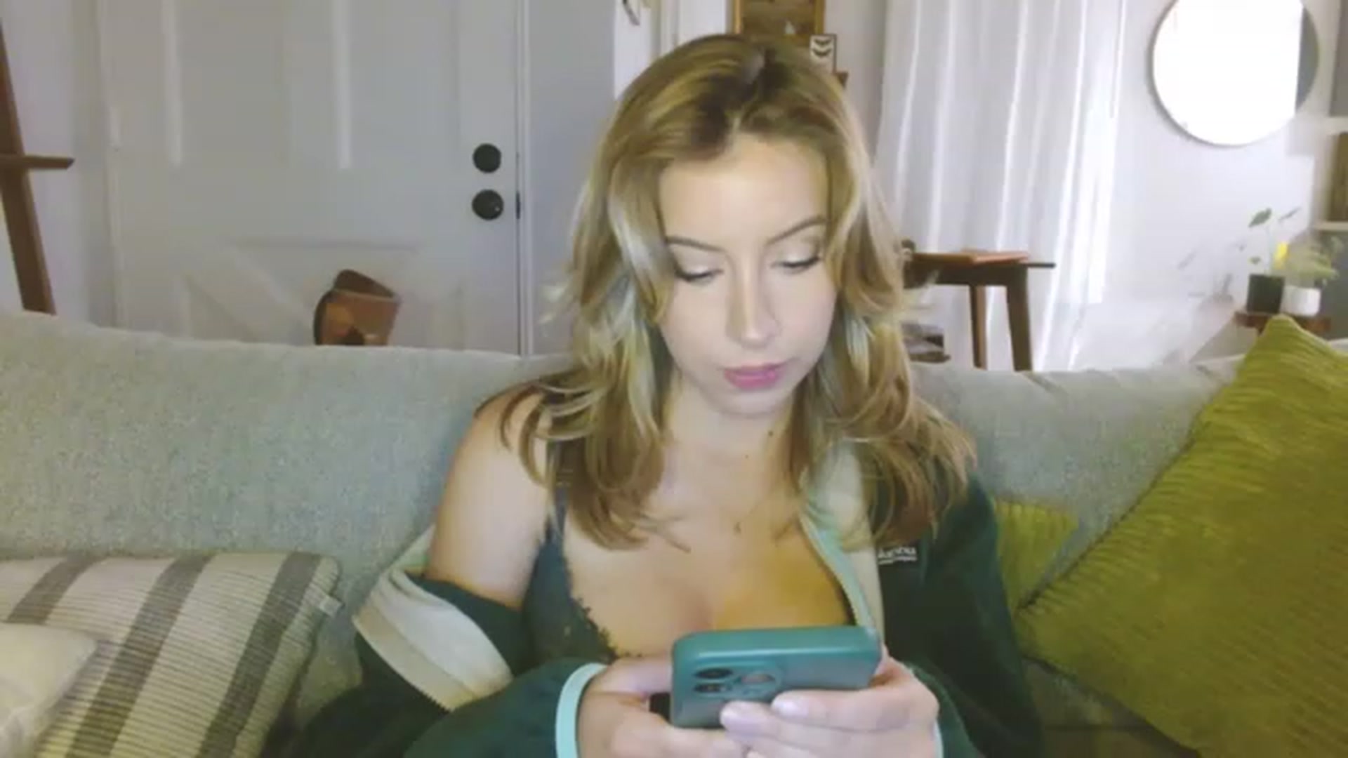 Gallery image thumbnail from SamIvery's myfreecams stream on, 06/01/2023, 05:14 image 16 of 20