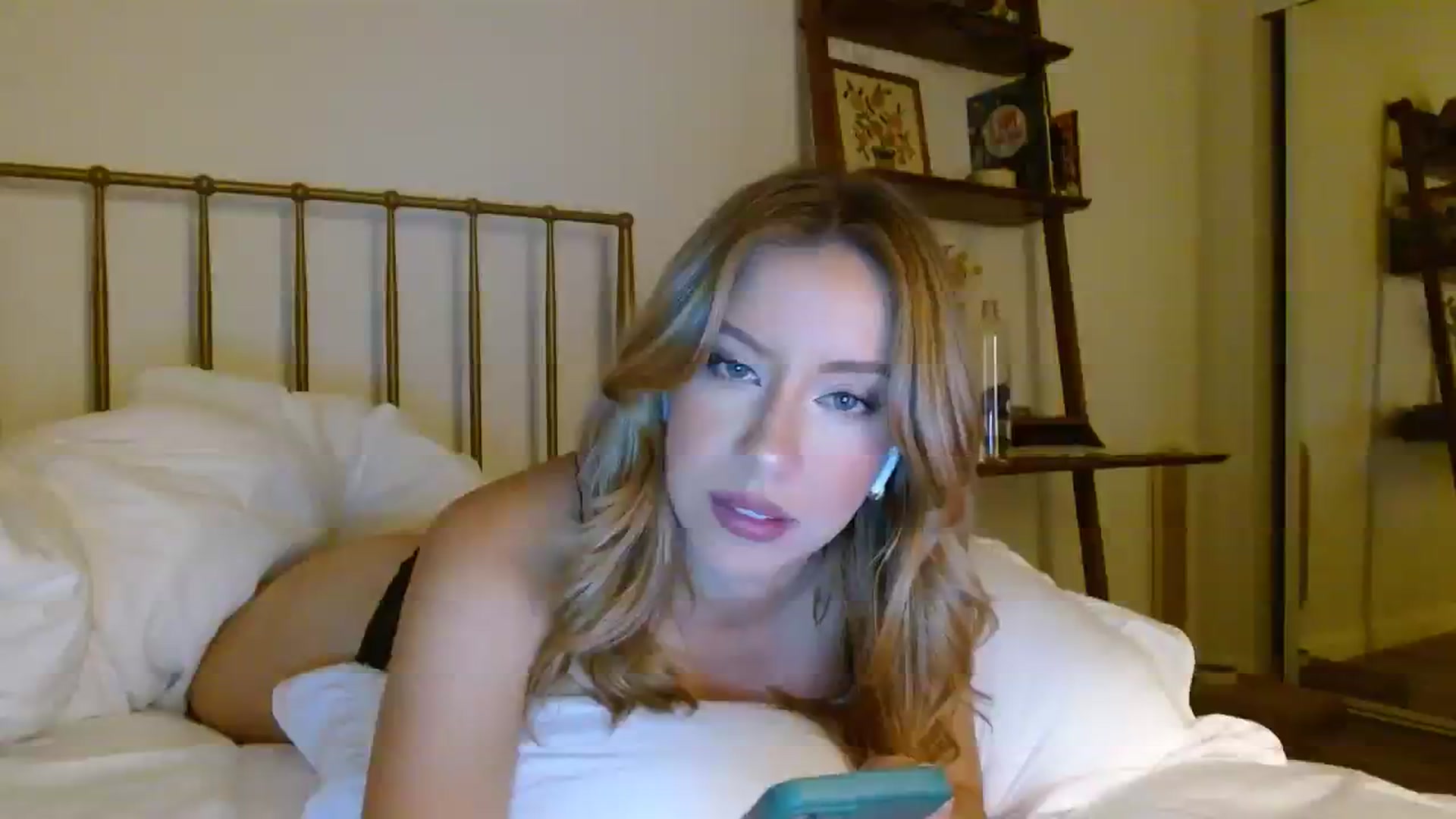 Gallery image thumbnail from SamIvery's myfreecams stream on, 10/04/2023, 03:22 image 12 of 20