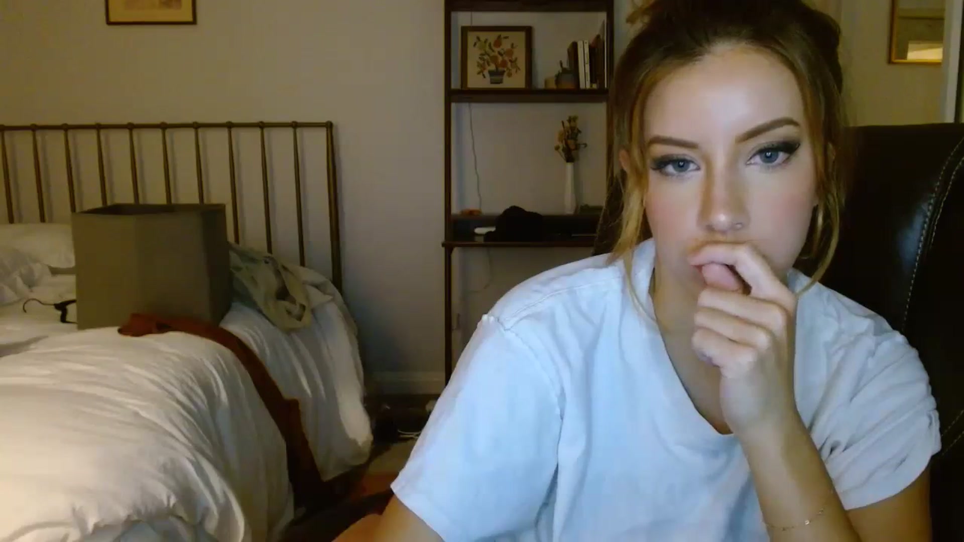 Gallery image thumbnail from SamIvery's myfreecams stream on, 10/18/2023, 05:21 image 18 of 20