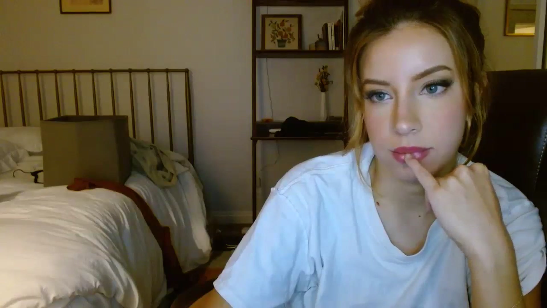 Gallery image thumbnail from SamIvery's myfreecams stream on, 10/18/2023, 05:21 image 16 of 20