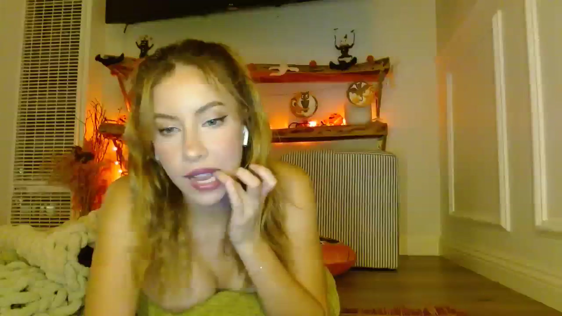 Gallery image thumbnail from SamIvery's myfreecams stream on, 10/24/2023, 05:42 image 12 of 20