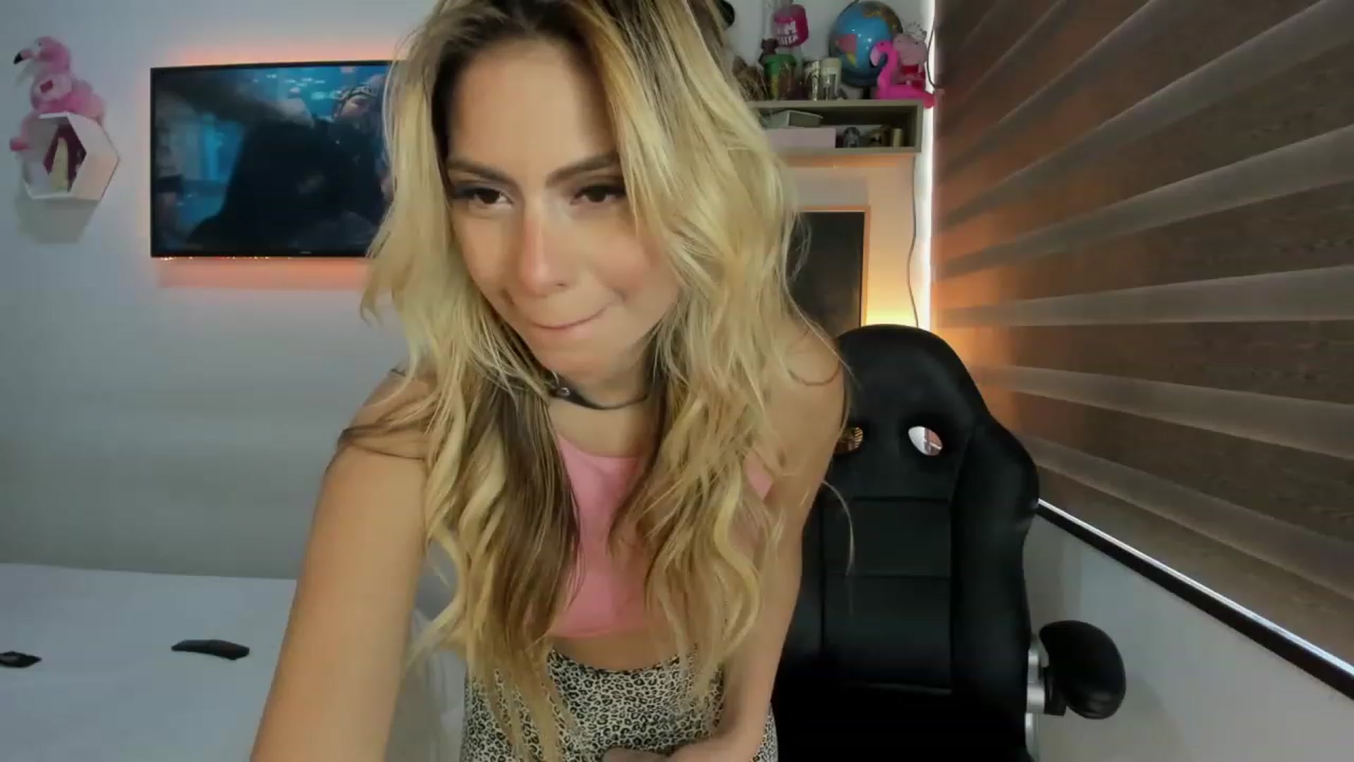 Gallery image thumbnail from Sam_Smiths's myfreecams stream on, 11/22/2022, 19:05 image 15 of 20