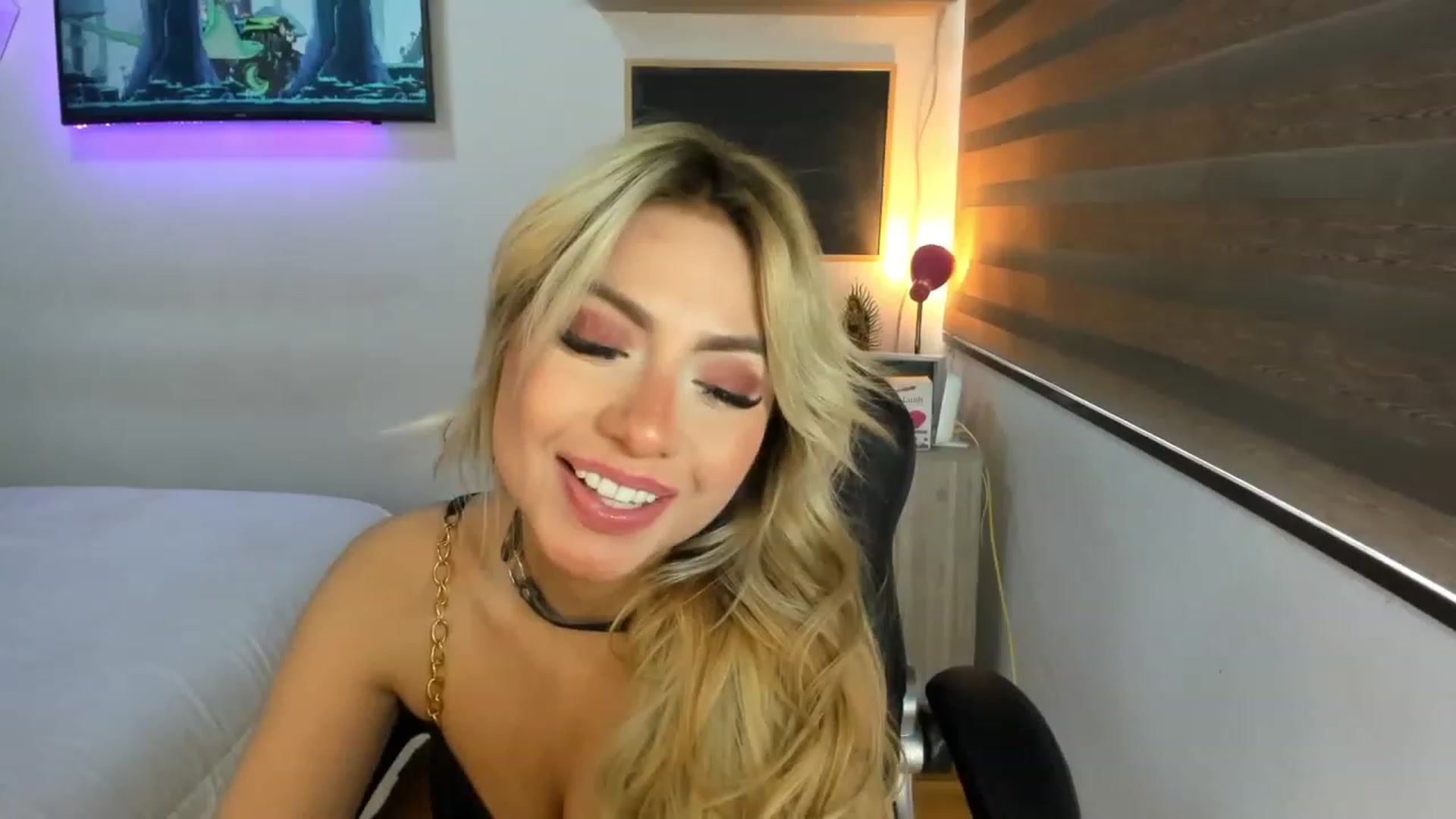 Gallery image thumbnail from Sam_Smiths's myfreecams stream on, 12/22/2022, 23:16 image 3 of 20