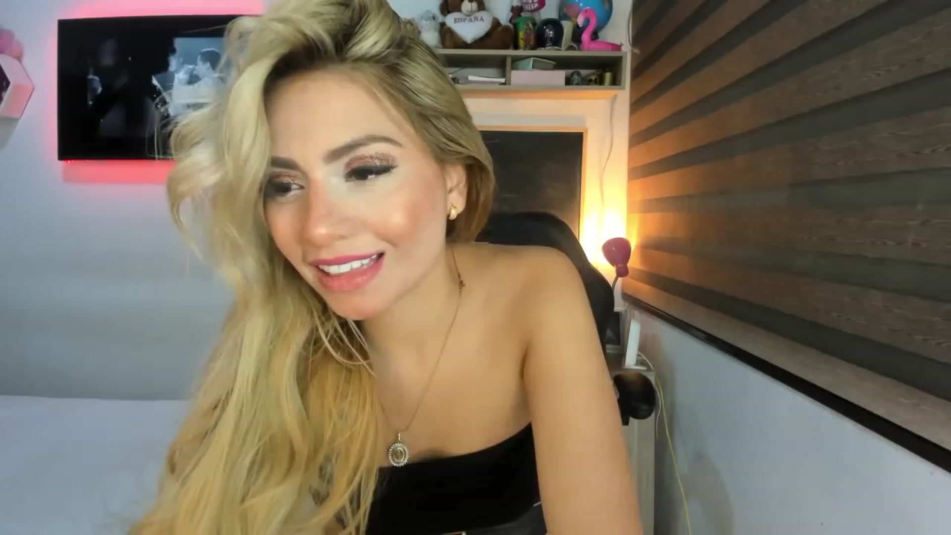 Gallery image thumbnail from Sam_Smiths's myfreecams stream on, 12/26/2022, 24:33 image 6 of 20