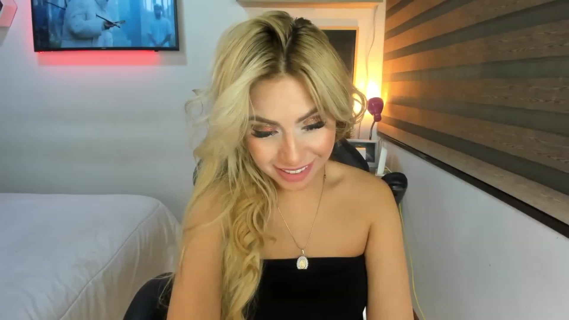 Gallery image thumbnail from Sam_Smiths's myfreecams stream on, 12/26/2022, 24:33 image 16 of 20