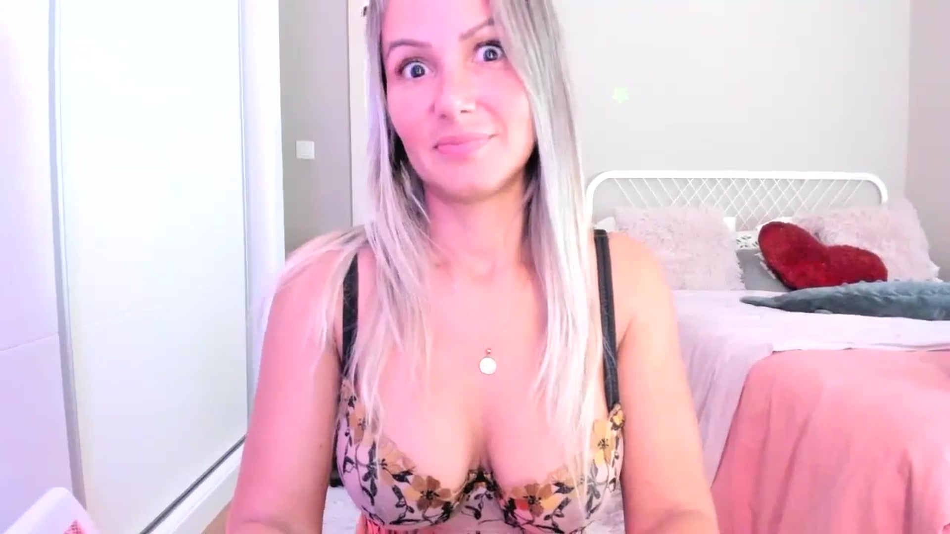 Gallery image thumbnail from SamantaRendon's myfreecams stream on, 11/16/2023, 20:28 image 19 of 20