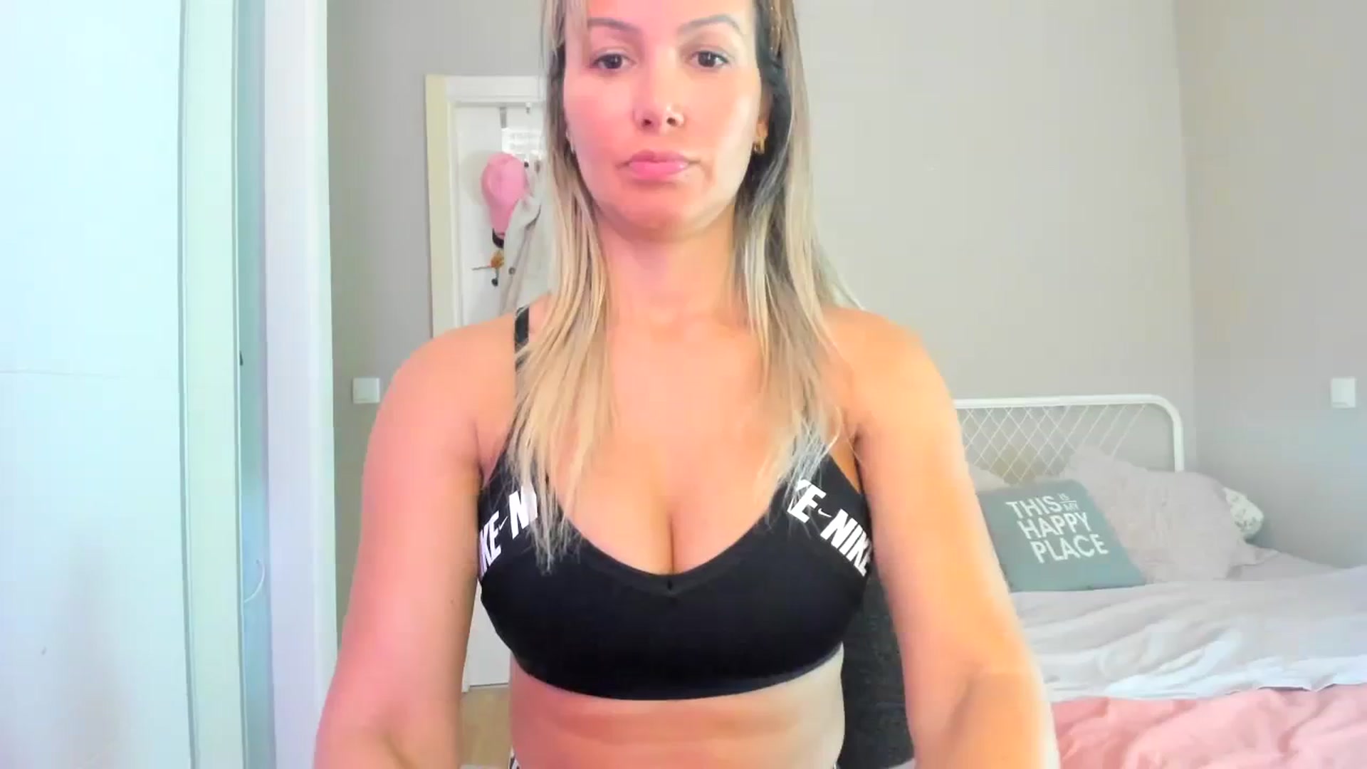 Gallery image thumbnail from SamantaRendon's myfreecams stream on, 12/28/2023, 18:01 image 16 of 20