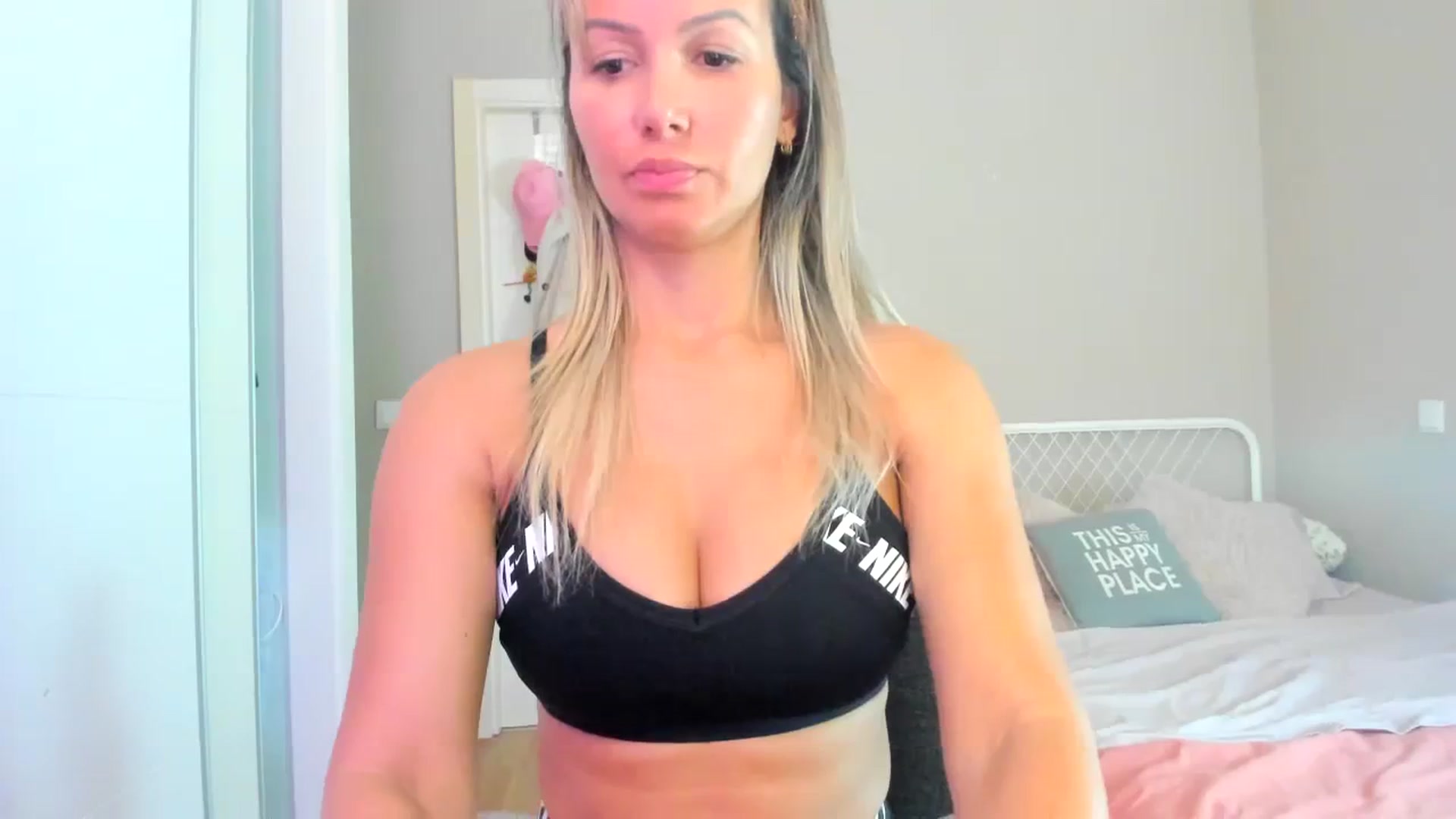 Gallery image thumbnail from SamantaRendon's myfreecams stream on, 12/28/2023, 18:01 image 17 of 20
