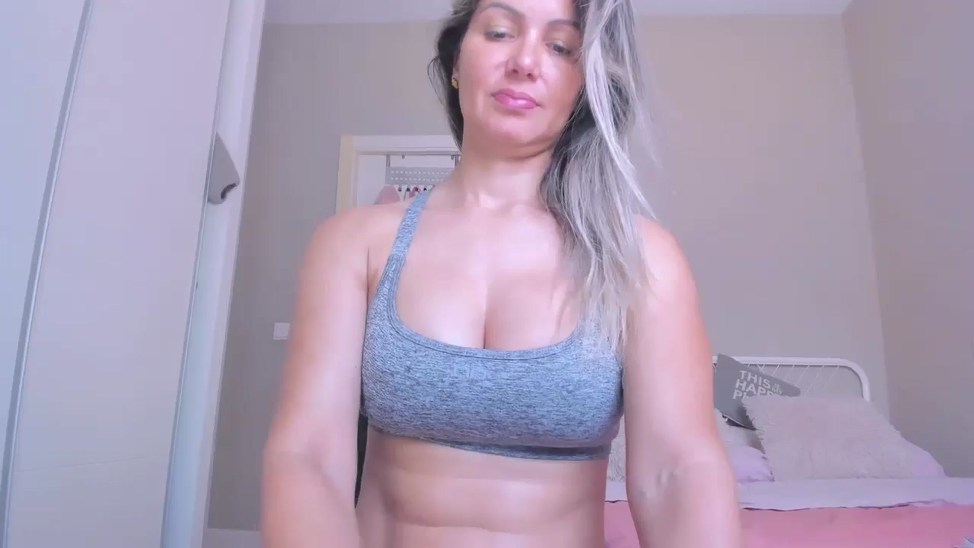 Gallery image thumbnail from SamantaRendon's myfreecams stream on, 05/03/2024, 12:27 image 15 of 20