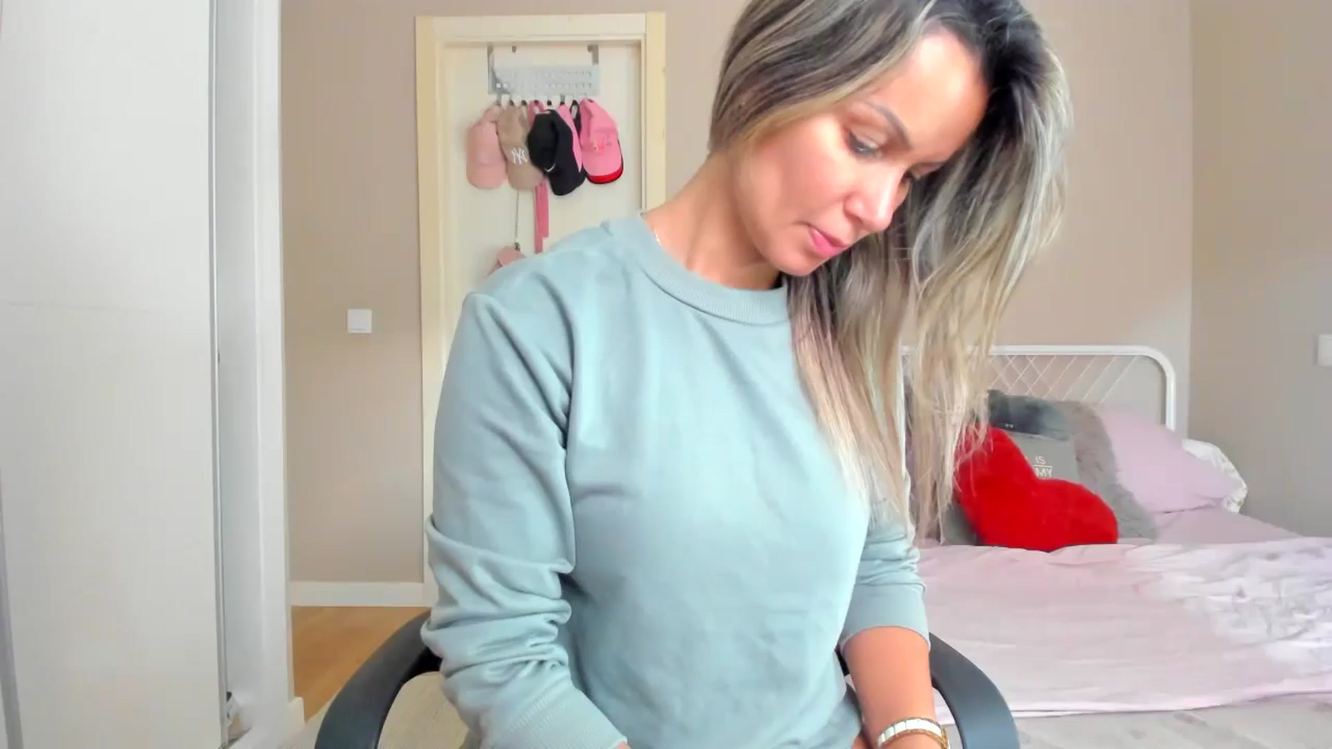 Gallery image thumbnail from SamantaRendon's myfreecams stream on, 10/25/2024, 16:53 image 1 of 20