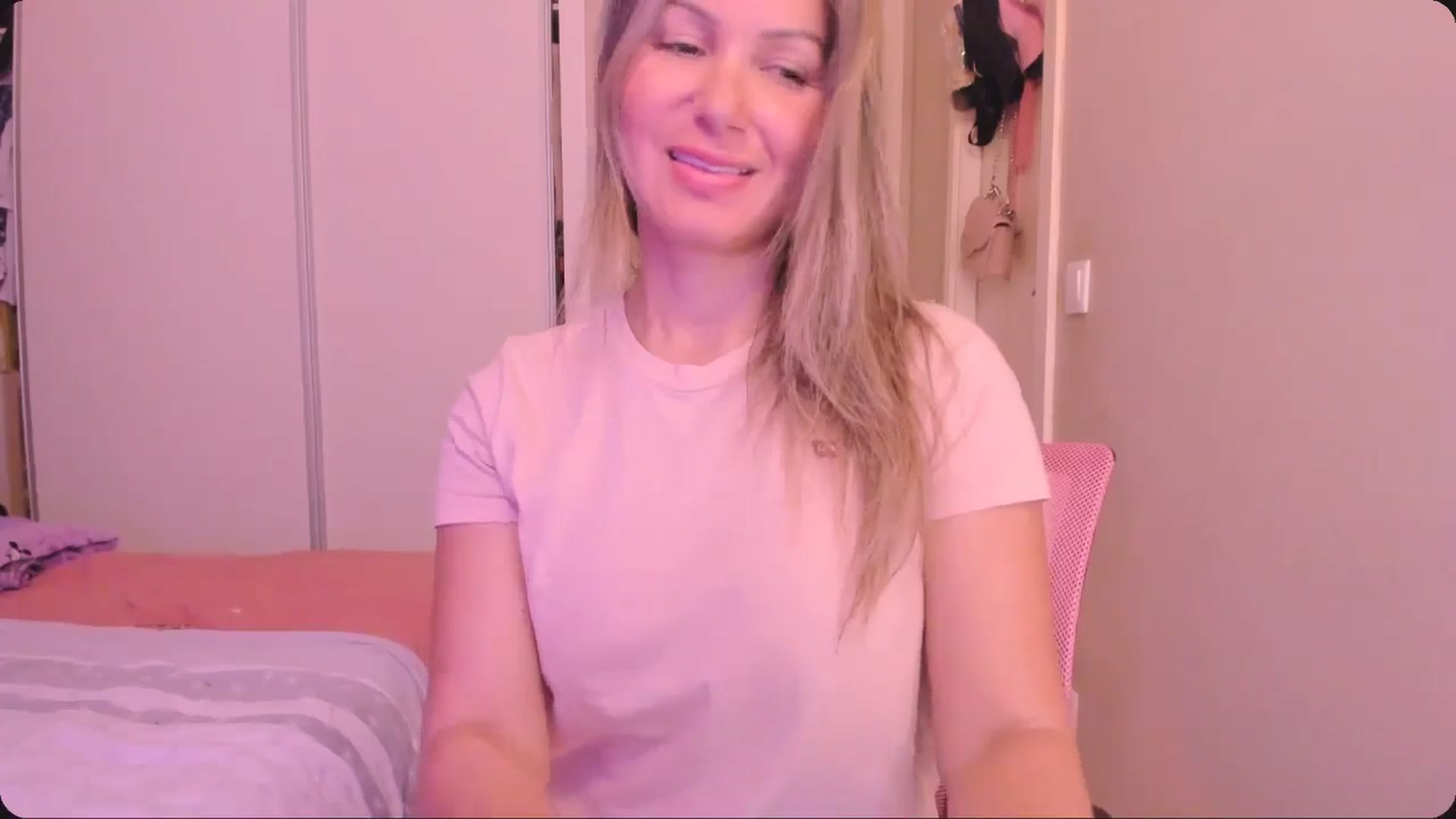 Gallery image thumbnail from SamantaRendon's myfreecams stream on, 12/30/2024, 16:12 image 16 of 20