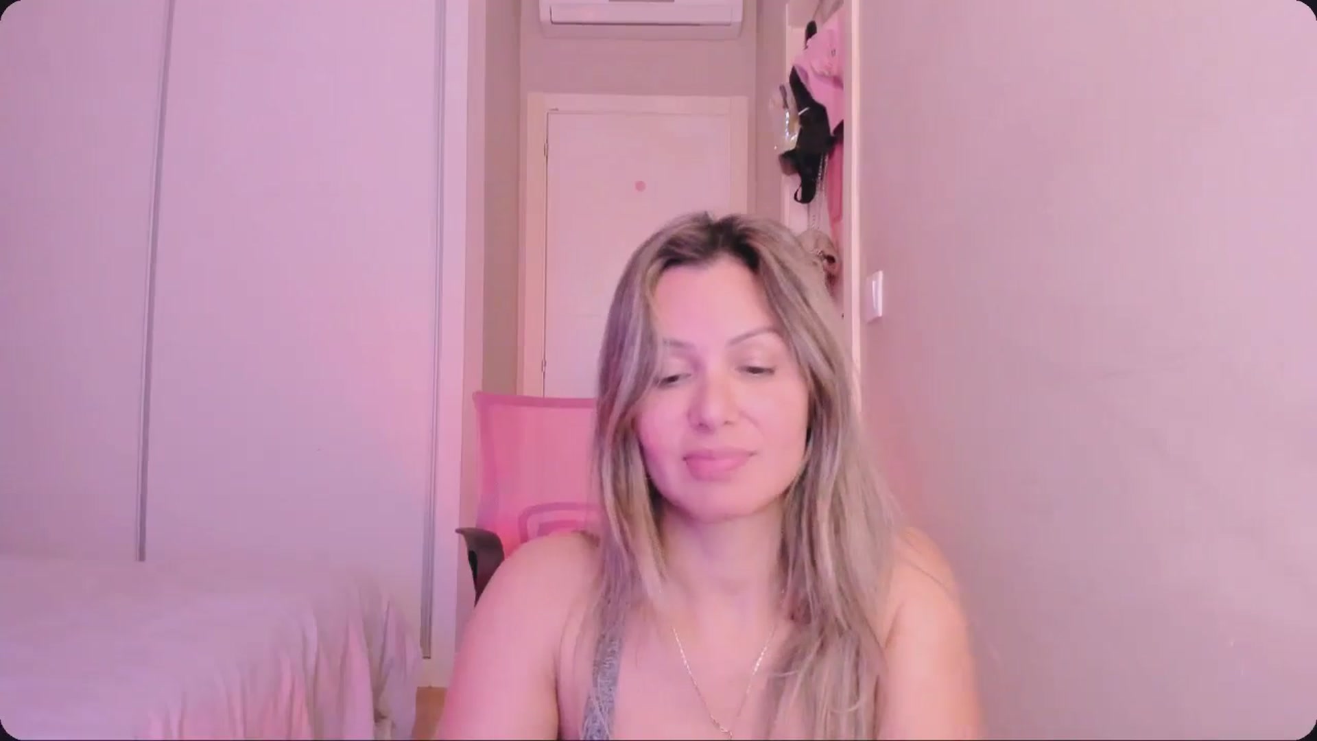 Gallery image thumbnail from SamantaRendon's myfreecams stream on, 01/19/2025, 17:51 image 12 of 20