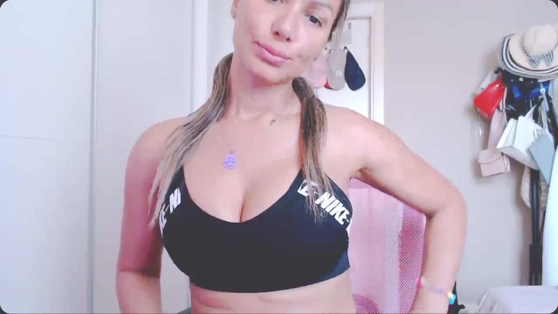 Gallery image thumbnail from SamantaRendon's myfreecams stream on, 07/04/2025, 09:35 image 16 of 20