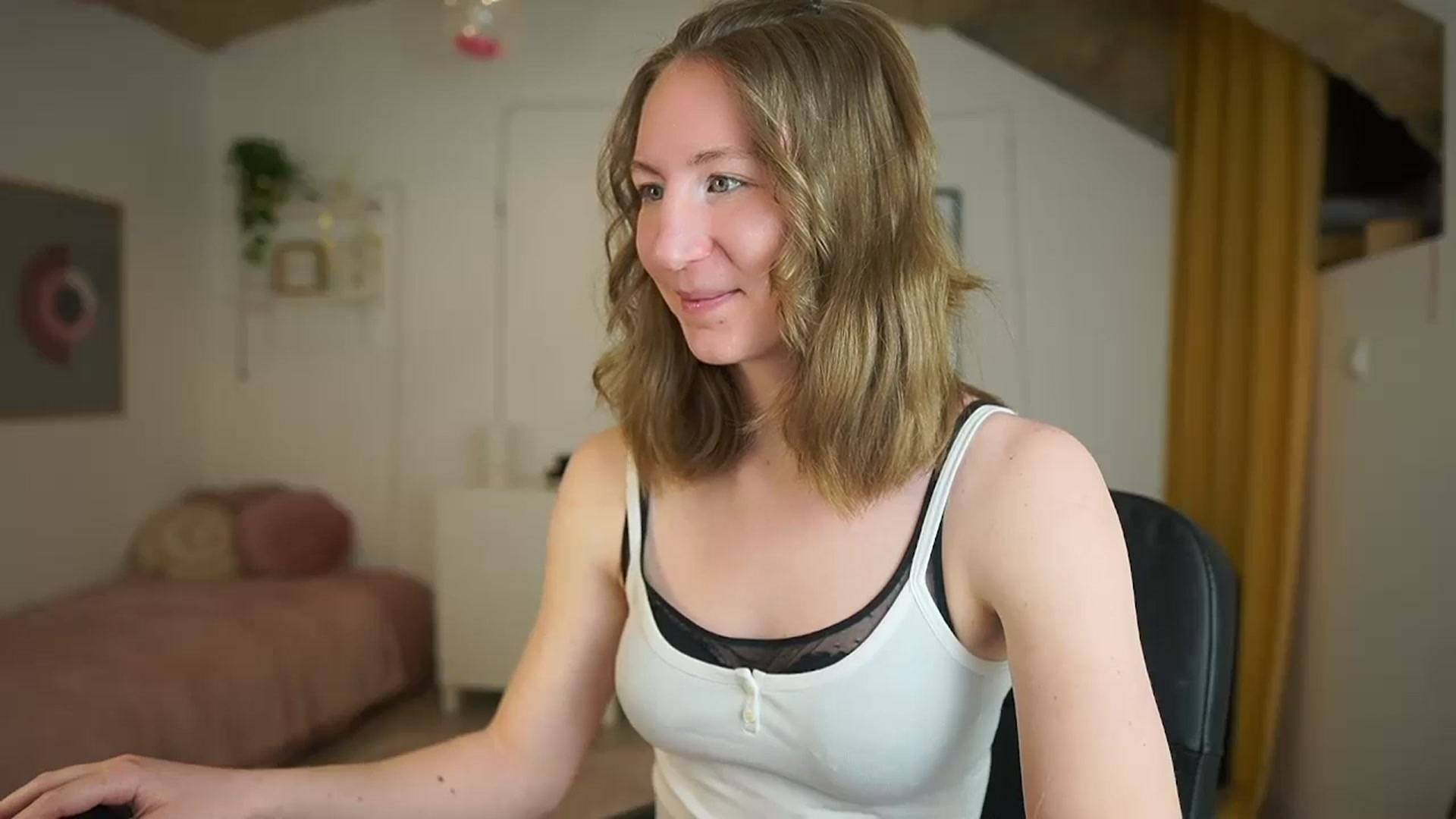 Gallery image thumbnail from Samantha_Snt's myfreecams stream on, 03/08/2024, 10:48 image 14 of 20